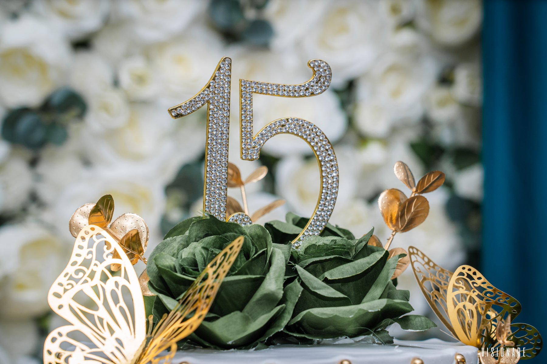Detalle del topper de 15 años con cristales