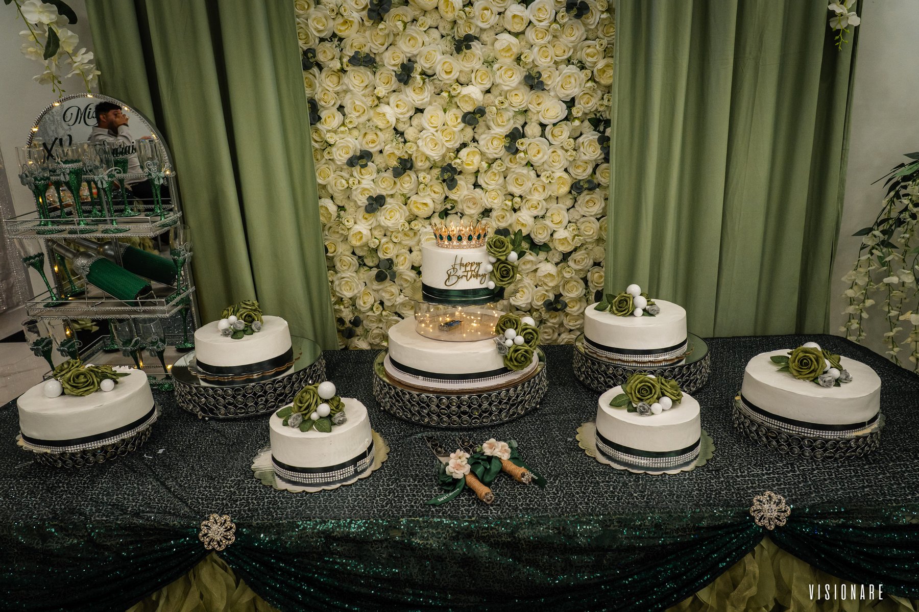 Mesa completa con pastel principal y mini pasteles