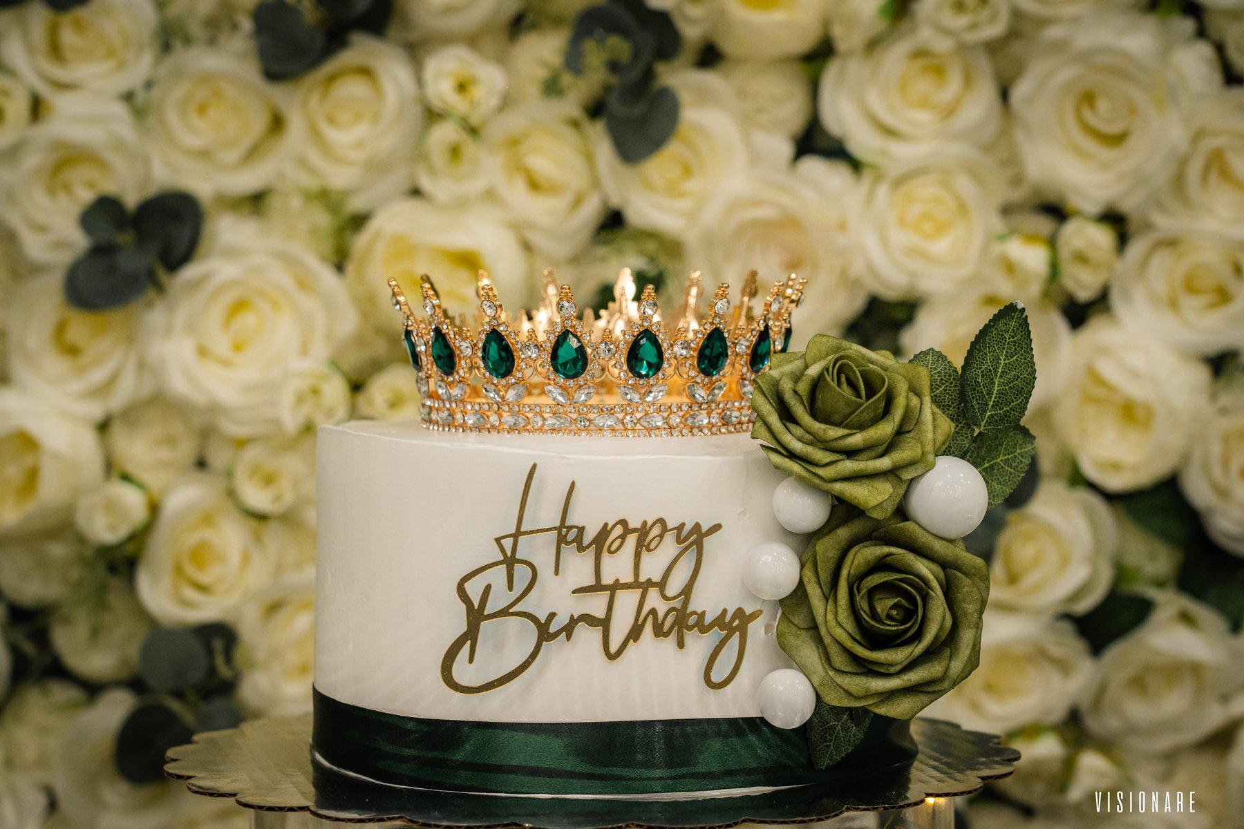 Pastel de cumpleaños con corona y rosas verdes
